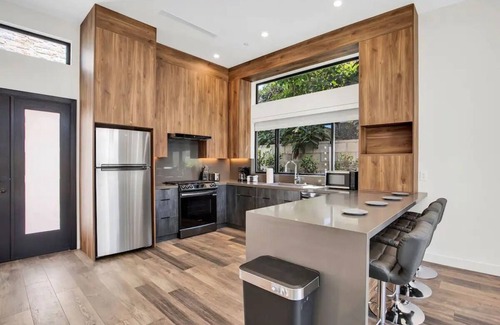 Glendale House | Brand New Luxury Guest Home Near Burbank Studios