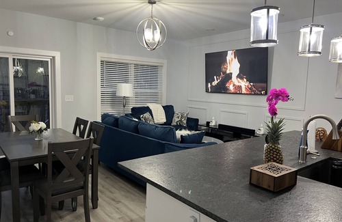 St. Elmo Improvement League House | Brand New Luxury Modern Home Downtown. Pet Friendly, Fenced Yard Fire Pit