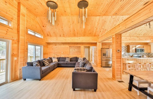 Tannersville House | Brand New Mega Mansion 10BR 6 Bath 6000 Sq Log Home in Hunter