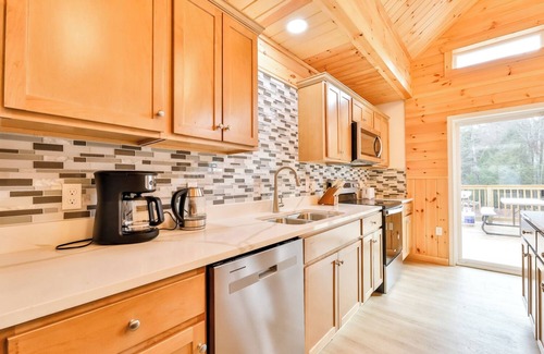 Tannersville House | Brand New Mega Mansion 10BR 6 Bath 6000 Sq Log Home in Hunter