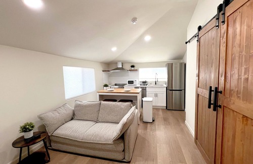 West Los Angeles House | Brand new modern guesthouse w/patio. A minimum stay of 30 nights