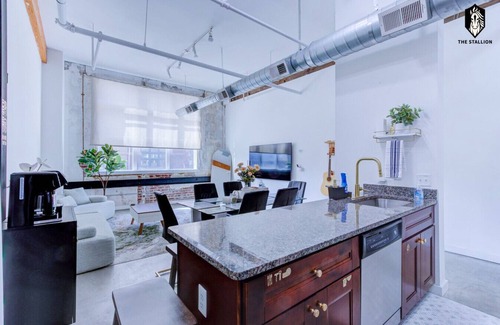 Downtown Memphis Apartment | BRAND NEW Modern Spacious Loft in Downtown with free parking