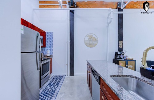 Downtown Memphis Apartment | BRAND NEW Modern Spacious Loft in Downtown with free parking