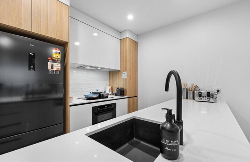 Surfers Paradise Apartment | Brand New Riverview 2BR King Bed *Parking/Pool/GYM