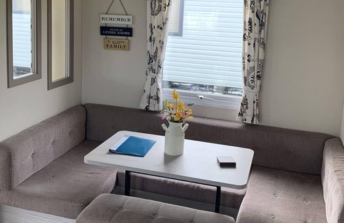 Woodhorn House | Brand new Seaview Caravan - sleeps 8 - Large 8 ka