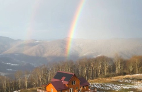 Dryfork Cabin | BRAND NEW Solar Powered 3 BR w/Hot Tub, Scenic Views, w/Wrap Around Deck.