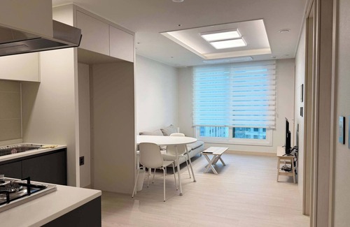 Seongnae-dong Apartment | Brand new spacious apt. 2 rooms, line 5/9, Olympic, KSPO, VHS, Asan, Lotte Tower