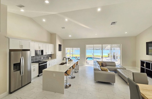 Naples House | Brand New! Spacious Elegant Home with Heated Pool, BBQ and Amazing Lake Views