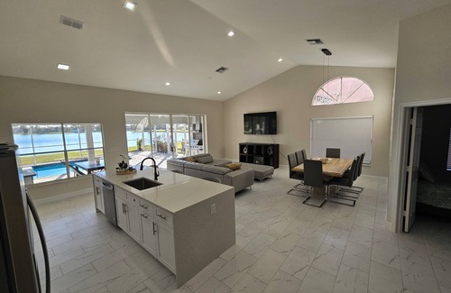 Naples House | Brand New! Spacious Elegant Home with Heated Pool, BBQ and Amazing Lake Views