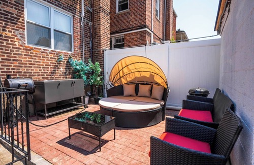 Queens Apartment | Brand New Studio! Stylish w/Laundry! Parking! Main St!