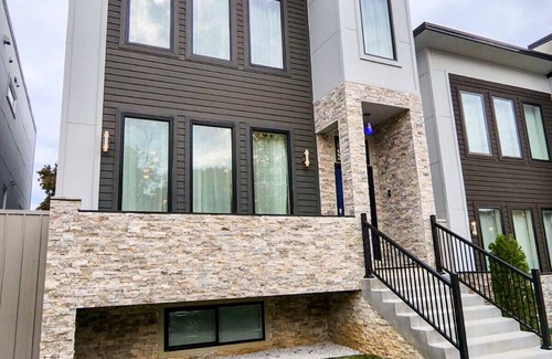 The Gate House | Brand New Stunning 5BR Home. Minutes to downtown, Forest Park. Sleep 14.