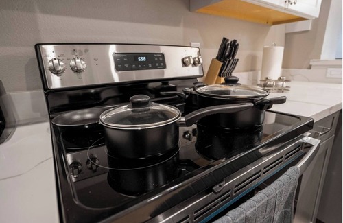 North Houston House | BRAND NEW Stylish 2BR Townhome, Fast WiFi & AC, Nestled in Downtown Houston