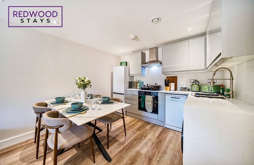 Rushmoor District Apartment | Brand New | Town Center | FREE WiFi | 58 Inch TV
