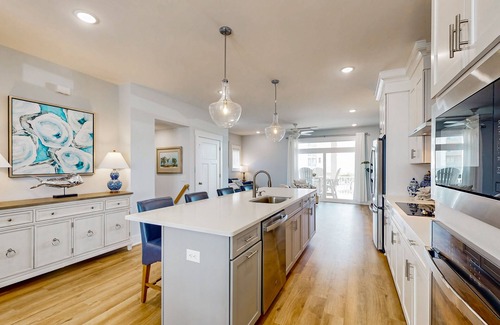 Morehead City House | Brand new townhouse w/comforting style in quiet location w/views