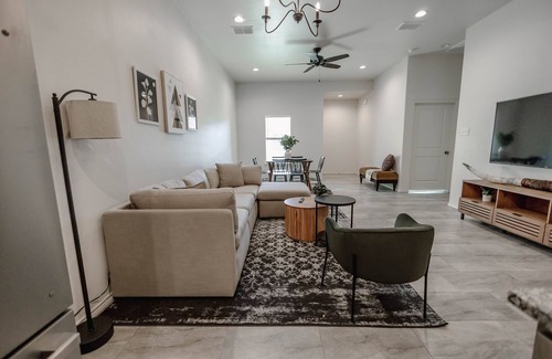Lubbock House | BRAND NEW Upscale Cozy Family Townhome