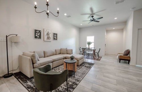 Lubbock House | BRAND NEW Upscale Cozy Family Townhome