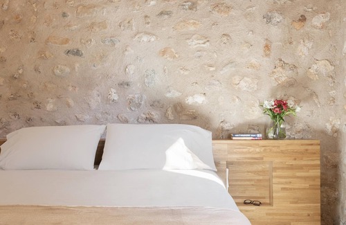 Consell House | Brand new. Very well maintained! Great decor. Ideal for families and groups