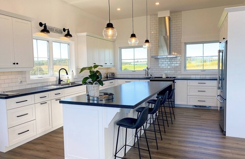 Sea View House | Branders Edge - NEW, Walk to Beach, Ocean Views, Screened Livingroom, GORGEOUS