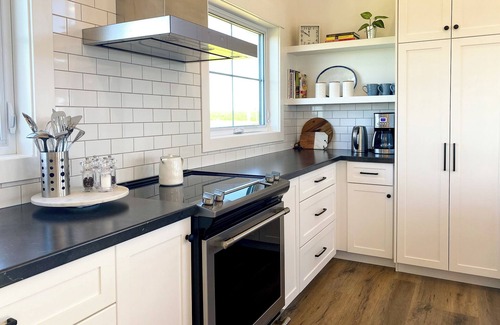 Sea View House | Branders Edge - NEW, Walk to Beach, Ocean Views, Screened Livingroom, GORGEOUS