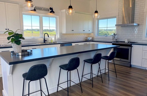 Sea View House | Branders Edge - NEW, Walk to Beach, Ocean Views, Screened Livingroom, GORGEOUS