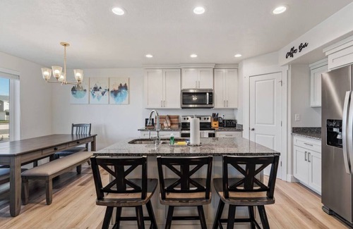 Garden City Apartment | Brando Villa | Modern 5BR Near Bear Lake Marina