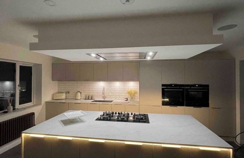 Worcester House | Branksome 4-House Sleeps 8 with Hot Tub & Parking