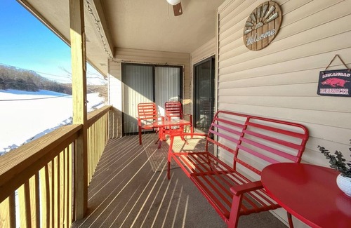 Table Rock Apartment | Branson Condo at Pointe Royale with Indoor Pool and Hot Tub on Golf Course near