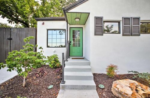 Downtown Branson House | Branson Cottage with Pool Access about 2 Mi to the Strip