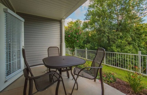 Branson Apartment | Branson Fabulous 2BD/2BA – Pool and Full Kitchen
