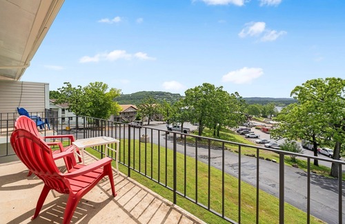 Indian Point Condo | Branson Lakeview King Suite | Steps to Swim-Up Bar & Tiki Vibes