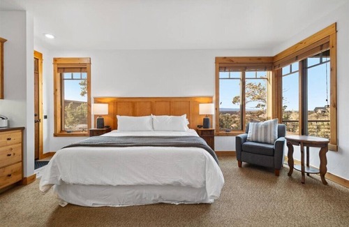 Powell Butte Cabin | Brasada Ranch Cabin: Hot Tub with Mountain & Golf Views, 2 King Suites