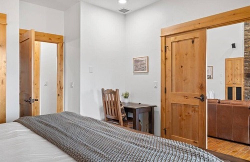 Powell Butte Cabin | Brasada Ranch Cabin: Hot Tub with Mountain & Golf Views, 2 King Suites