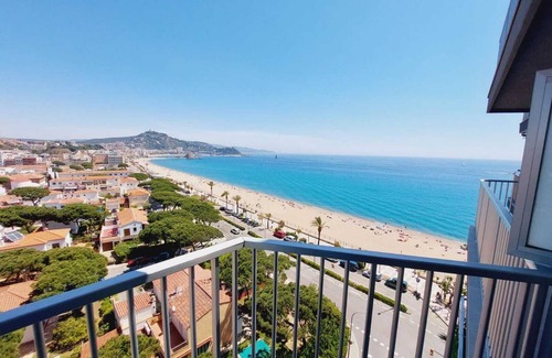 Blanes Apartment | Bravaholidays-410-Neptuno-Terrace sea views. 1st line beach. 4 bedrooms