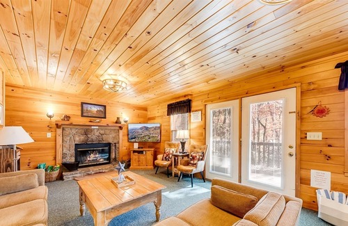 Sautee Nacoochee House | Braveheart Cabin- Cozy, large cabin w/ balcony & hot tub, walk-in shower