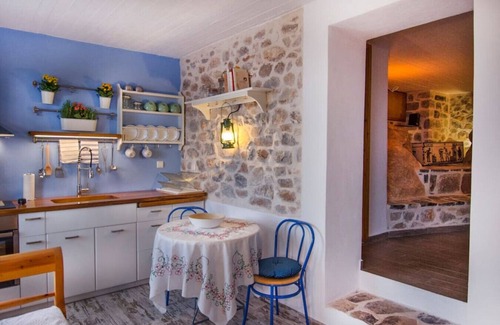 idhra House | BRAXOS A beautiful rocky place