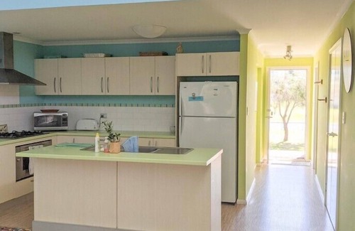 Lancelin House | Break-A-Way - Delightfully colourful & spacious
