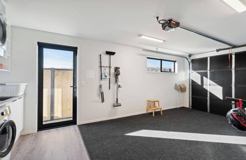 Lowburn House | Break on Bragato - Cromwell Holiday Home