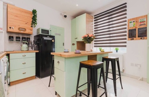 Sneinton Apartment | Break through the dance at Baila Casa