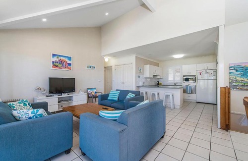 Crescent Head House | Breakers 2 213 East Street