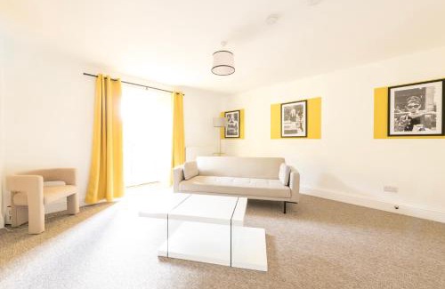 Bristol Apartment | Breakfast at Tiffany's Theme-FREE PARKING by Prescott Apartments
