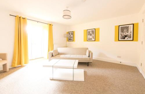 Bristol Apartment | Breakfast at Tiffany's Theme-FREE PARKING by Prescott Apartments