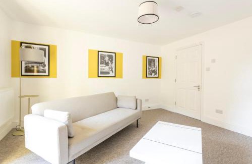 Bristol Apartment | Breakfast at Tiffany's Theme-FREE PARKING by Prescott Apartments