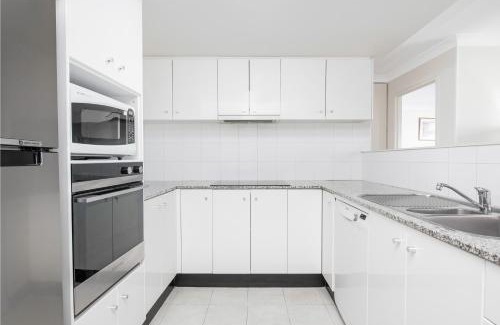 City West Apartment | BreakFree Capital Tower Apartments