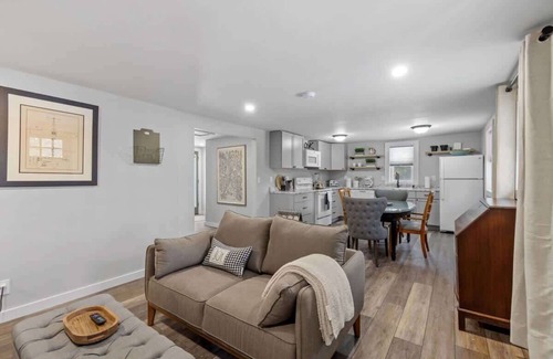 Bradford House | Breakwater Cottage: 1 Bed 1 Ba, Private Pond +Deck