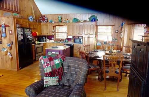 Roan Mountain Cabin | Breath Taking View of the Highlands of the Roan with Hot Tub and Pool Table