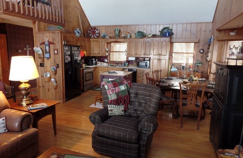 Roan Mountain Cabin | Breath Taking View of the Highlands of the Roan with Hot Tub and Pool Table