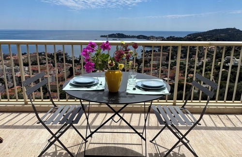 Villefranche-sur-Mer Apartment | Breathtaking view of Cap-Ferrat and the sea, studio with balcony and parking, A/C