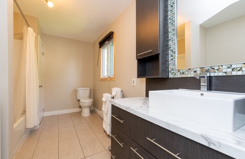 Mauricie Ski Chalet | Breathtaking waterfront cottage 20 minutes from National Park and Ski Station