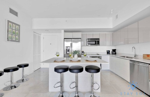 Hallandale Beach Apartment | Breathtaking 31st Fl, Amazing Pool, Penthouse View