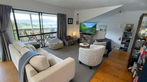 Cable Bay House | Breathtaking Bay Views & Walk to Coopers Beach